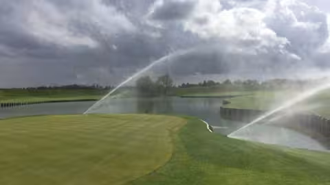La France compte a tourd'hui 732 équipements golfiques parmi lesquels golfs traditionnels de 9 trous et plus. 60 % des golfs ont plus de 25 ans, et certains doivent subir des travaux de rénovation. 